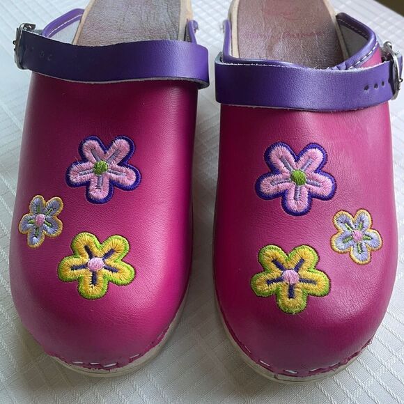 Hanna Andersson Wooden Flower Clogs Size 35 Sweden - Picture 1 of 8